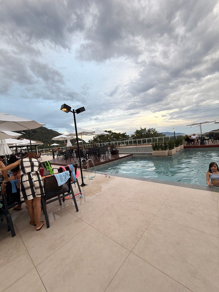 Apt. Pegasus_ Apt. 6 pessoas em frente ao tênis clube