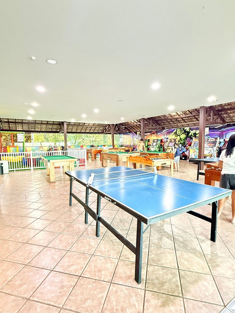 Apt. Pegasus_ Apt. 6 pessoas em frente ao tênis clube