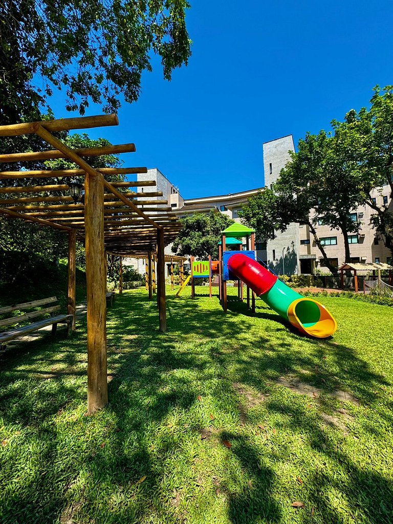 Apt. Pegasus_ Apt. 6 pessoas em frente ao tênis clube